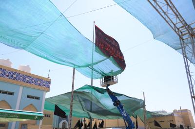 قسم الصيانة ينشر قماش الساران في مجمع أبي الفضل العباس (عليه السلام) استعدادًا لزيارة الأربعين
