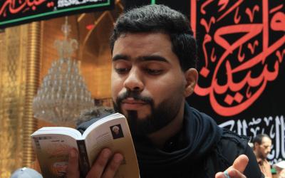 الزائرون يؤدون مراسم قراءة دعاء الندبة في صحن مرقد أبي الفضل العباس (عليه السلام)