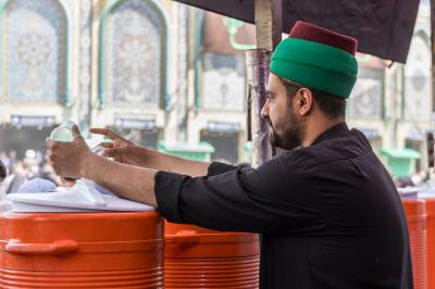 عبر موكبها الخدمي.. شعبة السادة الخدم تقدم خدماتها لزائري الأربعين في الحادي عشر من صفر