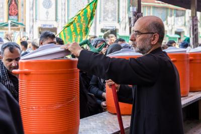 عبر موكبها الخدمي.. شعبة السادة الخدم تقدم خدماتها لزائري الأربعين في الحادي عشر من صفر