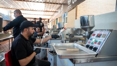 عبر موكبها الخدمي.. جامعة الكفيل تقدّم خدماتها لزائري الأربعين