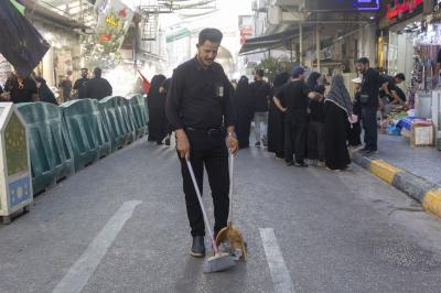 قسم بين الحرمين يجري حملة لتنظيف الطرق المؤدية إلى صحن مرقد أبي الفضل العباس (عليه السلام)