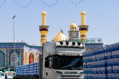 استعدادًا لزيارة الأربعين.. قسم الشؤون الخدمية يقدم صناديق المياه للمواكب الخدمية