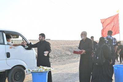 عبر موكب (جنوب الولاء).. قسم المعارف يقدم خدماته لزائري الأربعين في المثنى