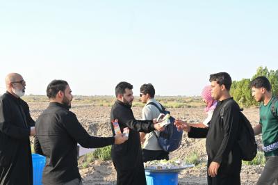 عبر موكب (جنوب الولاء).. قسم المعارف يقدم خدماته لزائري الأربعين في المثنى