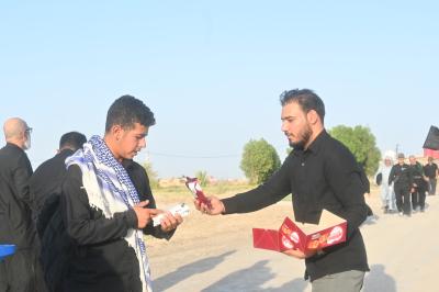 عبر موكب (جنوب الولاء).. قسم المعارف يقدم خدماته لزائري الأربعين في المثنى