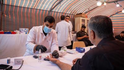 عبر موكبها الخدمي.. جامعة الكفيل تقدّم خدماتها الطبّية لزائري الأربعين
