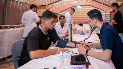 عبر موكبها الخدمي.. جامعة الكفيل تقدّم خدماتها الطبّية لزائري الأربعين