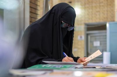 مكتبة أم البنين (عليها السلام) النسوية تباشر تقديم خدماتها الثقافية لزائرات الأربعين