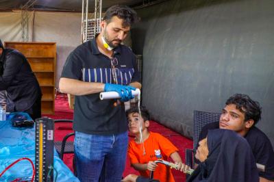 مفرزة جامعة العميد الطبية تباشر تقديم خدماتها لزائري الأربعين