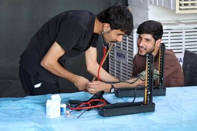 مفرزة جامعة العميد الطبية تباشر تقديم خدماتها لزائري الأربعين