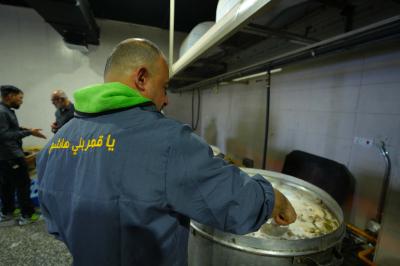 مجمع أم البنين (عليها السلام) يقدم أكثر من 15 ألف وجبة طعام يوميًّا لزائري الأربعين