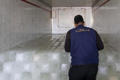 قسم الشؤون الخدمية: حملة توزيع الماء والثلج تشمل المواكب الحسينية داخل محافظة كربلاء وخارجها