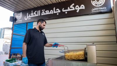  موكب جامعة الكفيل يواصل تقديم خدماته لزائري الأربعين في النجف الأشرف