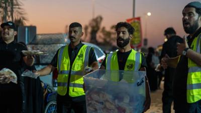  موكب جامعة الكفيل يواصل تقديم خدماته لزائري الأربعين في النجف الأشرف