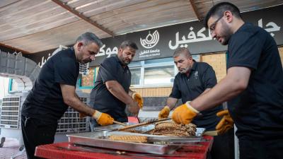  موكب جامعة الكفيل يواصل تقديم خدماته لزائري الأربعين في النجف الأشرف