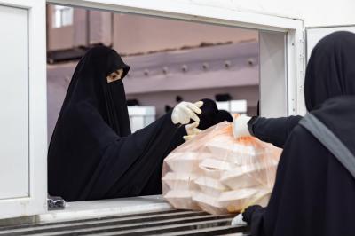 القسم النسوي في مجمع أبي الفضل العباس (عليه السلام) يقدّم أكثر من 22 ألف وجبة طعام لزائرات الأربعين