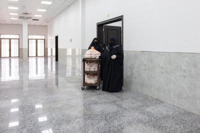 القسم النسوي في مجمع أبي الفضل العباس (عليه السلام) يقدّم أكثر من 22 ألف وجبة طعام لزائرات الأربعين