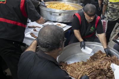 في الخامس عشر من صفر.. قسم المضيف يواصل تقديم وجبات الطعام للزائرين عَبرَ منافذه المتعددة