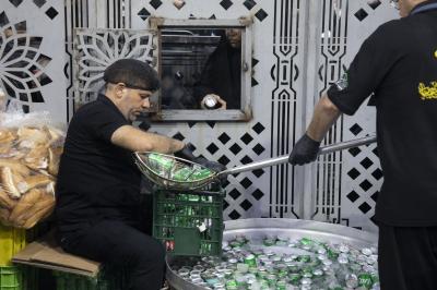 في الخامس عشر من صفر.. قسم المضيف يواصل تقديم وجبات الطعام للزائرين عَبرَ منافذه المتعددة
