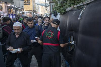في الخامس عشر من صفر.. قسم المضيف يواصل تقديم وجبات الطعام للزائرين عَبرَ منافذه المتعددة