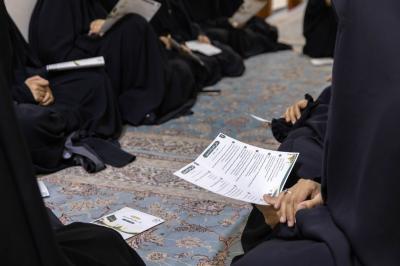 مركز الثقافة الأسرية يقيم جلسات إرشادية ومسابقات فكرية لزائرات الأربعين في مجمع العلقمي