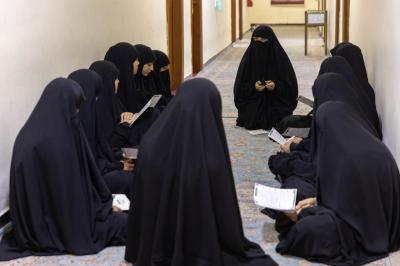 مركز الثقافة الأسرية يقيم جلسات إرشادية ومسابقات فكرية لزائرات الأربعين في مجمع العلقمي