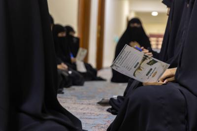 مركز الثقافة الأسرية يقيم جلسات إرشادية ومسابقات فكرية لزائرات الأربعين في مجمع العلقمي