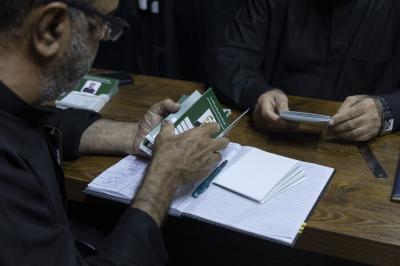 للمشاركة في تنظيم انسيابية حركة مواكب العزاء.. قسم الشعائر يصدر الهويات التعريفية للمتطوعين