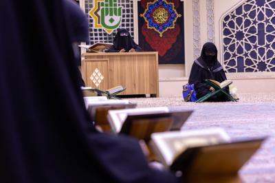 مدرسة فيض الزهراء (عليها السلام) تشارك في تقديم الخدمات لزائرات الأربعين في مجمع العلقمي