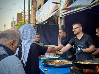 عَبرَ موكب عميد بني هاشم (عليه السَّلام).. قسم الشؤون الفكرية يقدم خدماته لزائري الأربعين