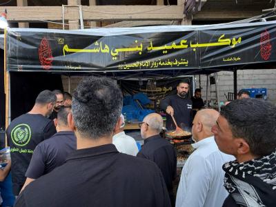 عَبرَ موكب عميد بني هاشم (عليه السَّلام).. قسم الشؤون الفكرية يقدم خدماته لزائري الأربعين