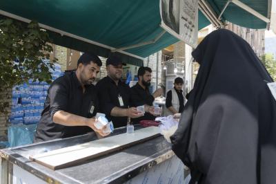 عبر منفذ باب بغداد.. قسم بين الحرمين يوفر مياه الشرب المبرّدة لزائري الأربعين