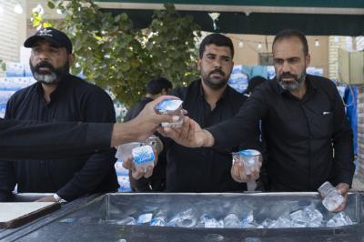 عبر منفذ باب بغداد.. قسم بين الحرمين يوفر مياه الشرب المبرّدة لزائري الأربعين