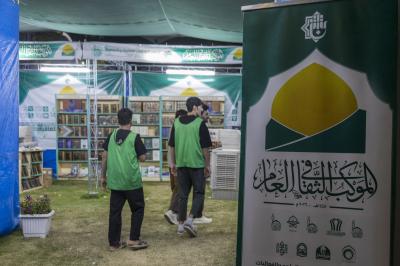 متحف الكفيل يعرض مقتنياته للزائرين عبر محطته في الموكب الثقافي العام بمجمع الشيخ الكليني