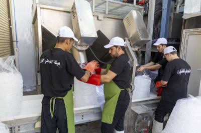 مجمع أبي الفضل العباس (عليه السلام) يرفع إنتاجه إلى أكثر من 1000 قالب ثلج يوميًّا