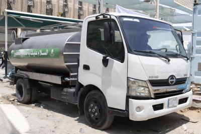 عبر حافظات المياه ومناهلها.. قسم الشؤون الخدمية يوفر نحو 120 ألف لتر من المياه لزائري الأربعين