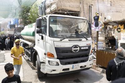 عبر حافظات المياه ومناهلها.. قسم الشؤون الخدمية يوفر نحو 120 ألف لتر من المياه لزائري الأربعين