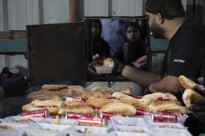 في السادس عشر من صفر.. قسم المضيف يقدّم وجبات الطعام لزائري الأربعين عَبرَ ثلاثة منافذ رئيسة