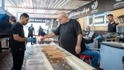 موكب جامعة الكفيل يواصل تقديم خدماته لزائري الأربعين