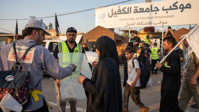 موكب جامعة الكفيل يواصل تقديم خدماته لزائري الأربعين