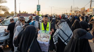 موكب جامعة الكفيل يواصل تقديم خدماته لزائري الأربعين