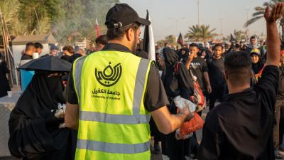 موكب جامعة الكفيل يواصل تقديم خدماته لزائري الأربعين