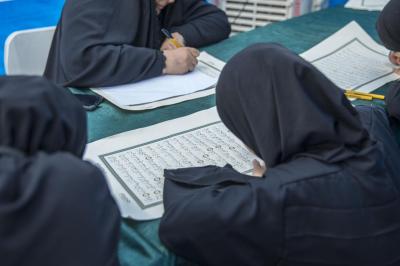 المجمع العلمي ينظّم محفلًا قرآنيًّا ويقدم خدمات معرفية لزائري الأربعين