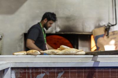 مجمّع أمّ البنين (عليها السلام) ينتج أكثر من 20 ألف قطعة صمون يوميًّا لزائري الأربعين