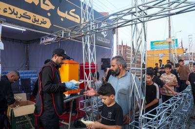 جامعة العميد تواصل تقديم خدماتها لزائري الأربعين عبر موكبها الخدمي في محور بابل - كربلاء