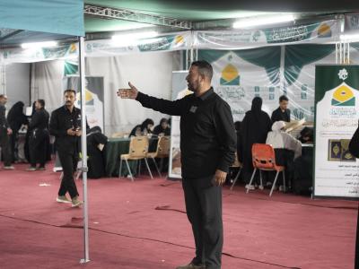 في محور النجف.. ملاكات قسم حفظ النظام تشارك في تنظيم توافد الزائرين إلى الموكب الثقافي العام