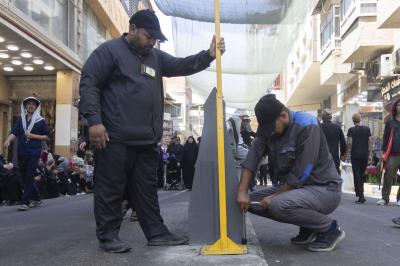 لتنظيم حركة الزائرين.. قسم بين الحرمين الشريفين ينشر لافتات إرشادية في مدينة كربلاء