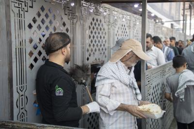 على مدار اليوم.. وجبات طعام متنوّعة يقدّمها قسمُ المضيف لزائري الأربعين