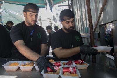 على مدار اليوم.. وجبات طعام متنوّعة يقدّمها قسمُ المضيف لزائري الأربعين